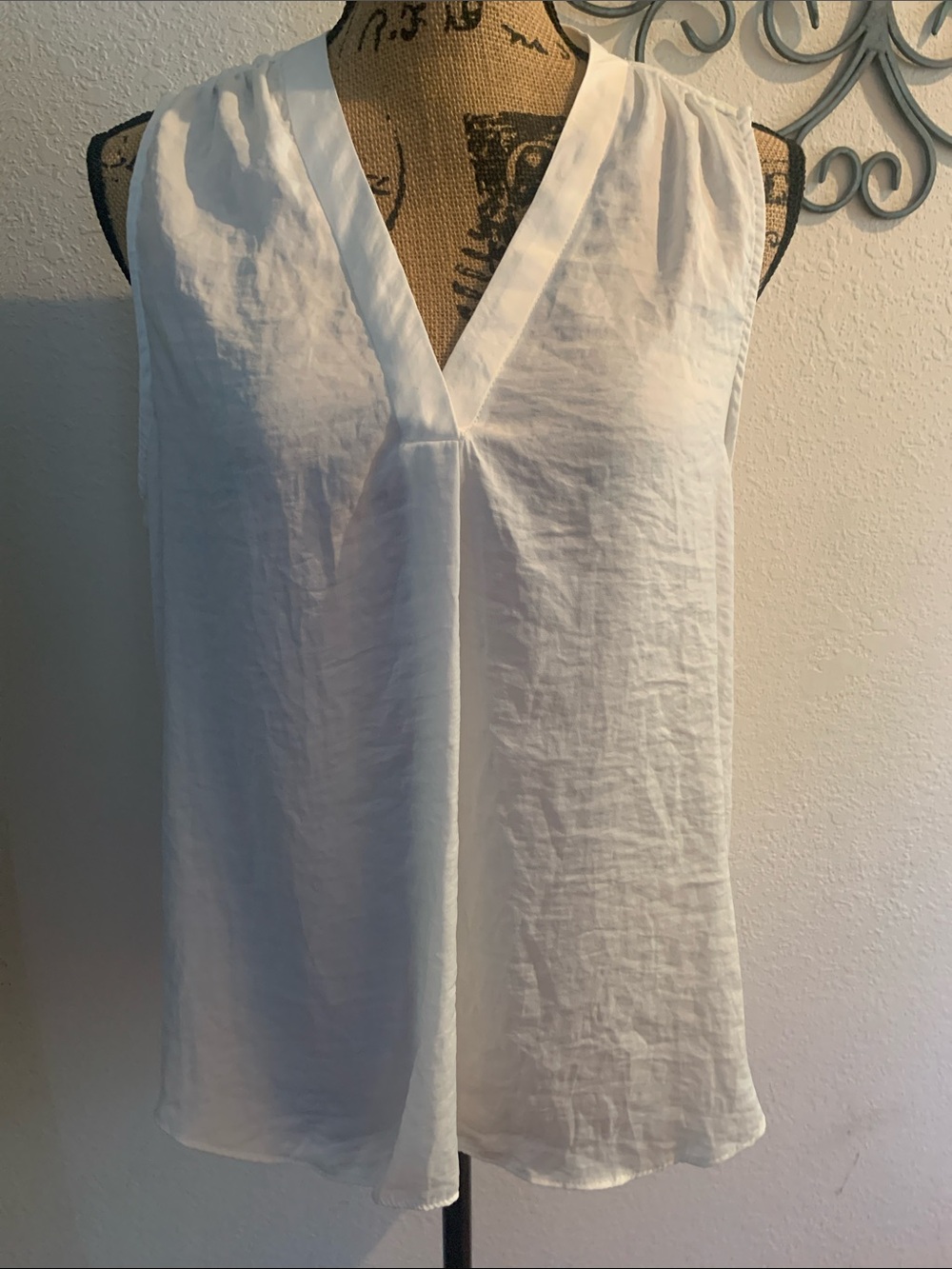 Vince Camuto White V-Neck Sleeveless Blouse